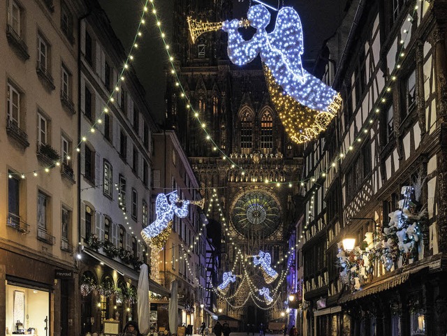 Wenigstens vor dem Straburger Mnster... die Weihnachtsbeleuchtung Engel auf.   | Foto: teli