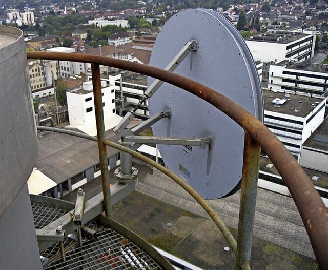Die Antenne auf dem DSM-Turm (Bild lin... des Wyhlener Rathauses im Jahr 2012.   | Foto: DSM / Rolf Reimann