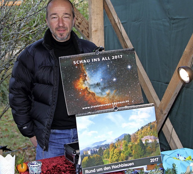 Schon beim Marzeller Adventsmarkt fand... mit seinen Kalendern groe Beachtung.  | Foto: Rolf-Dieter Kanmacher