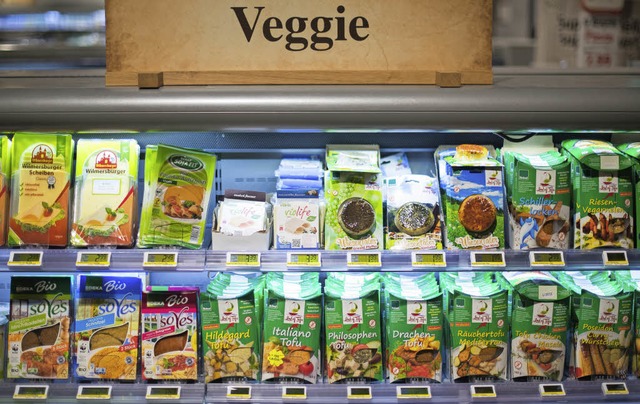 In den Regalen der   Supermrkte finden sich zahlreiche vegetarische Produkte.  | Foto: dpa