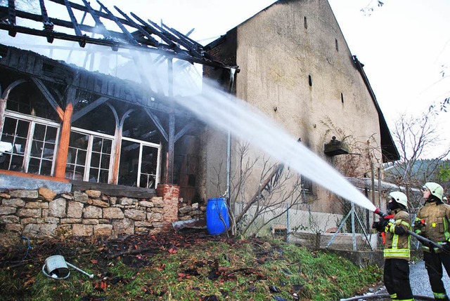 Das Feuer brach in der Scheune (rechts...ste auch einen angrenzenden  Schuppen.  | Foto: Manfred Frietsch