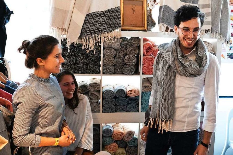 Selbstdesignte Schmuckstücke, bunte Socken, nachhaltige Schuhe: Auf dem Stijl-Markt in der Mensa Remparstraße gibt es viel Kreatives zu entdecken. (Foto: Miroslav Dakov) Selbstdesignte Schmuckstücke, bunte Socken, nachhaltige Schuhe: Auf dem Stijl-Markt in der Mensa Remparstraße gibt es viel Kreatives zu entdecken. (Foto: Miroslav Dakov)