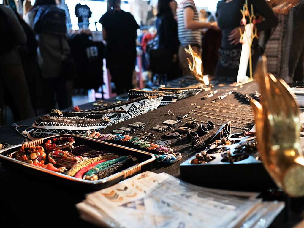 Selbstdesignte Schmuckstcke, bunte Socken, nachhaltige Schuhe: Auf dem Stijl-Markt in der Mensa Remparstrae gibt es viel Kreatives zu entdecken.