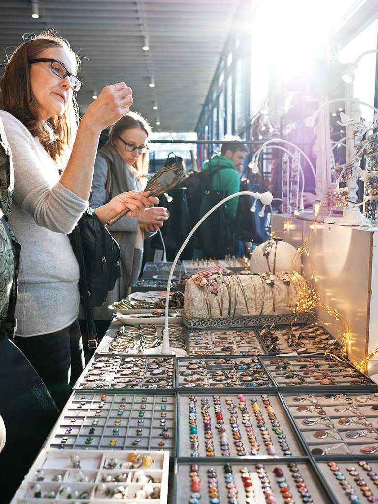 Selbstdesignte Schmuckstcke, bunte Socken, nachhaltige Schuhe: Auf dem Stijl-Markt in der Mensa Remparstrae gibt es viel Kreatives zu entdecken.