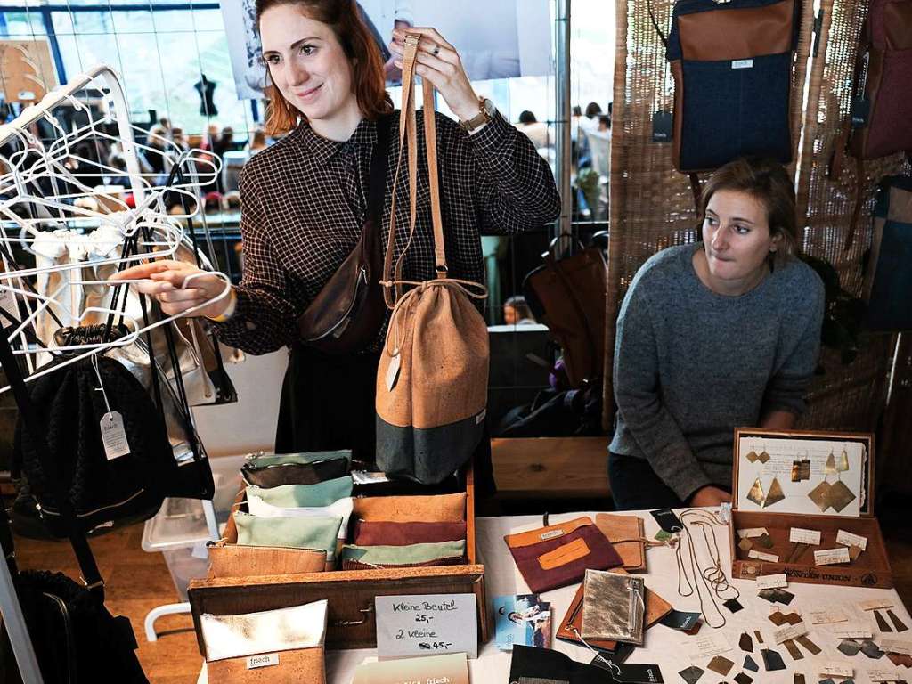 Selbstdesignte Schmuckstcke, bunte Socken, nachhaltige Schuhe: Auf dem Stijl-Markt in der Mensa Remparstrae gibt es viel Kreatives zu entdecken.