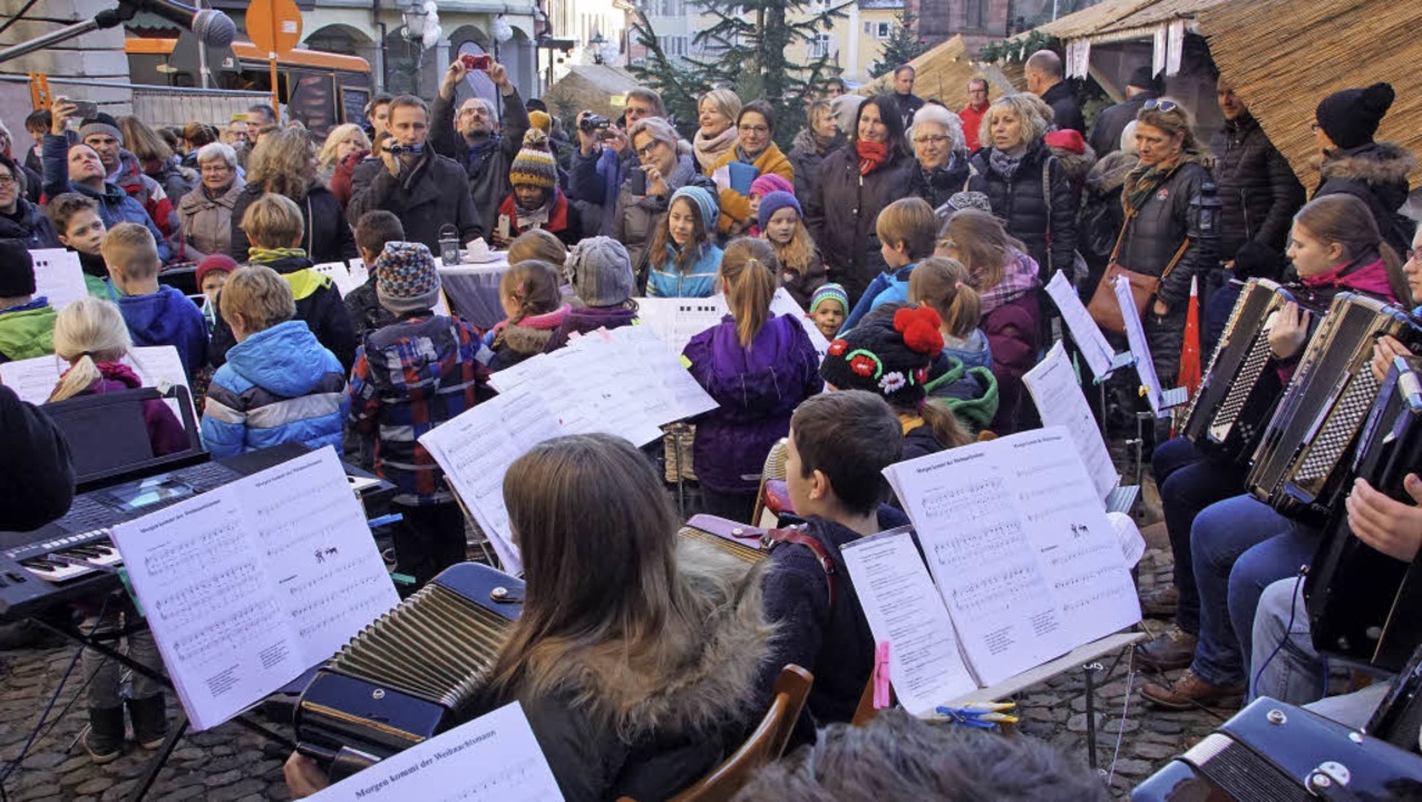 Jungmusiker sorgen auf dem Endinger Weihnachtsmarkt für Unterhaltung.  | Foto: Ilona Hüge