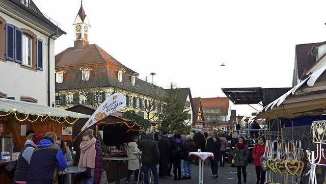 Das Teninger Rathaus ist eine beeindruckende Kulisse fr den Weihnachtsmarkt.  | Foto: Karlernst Lauffer