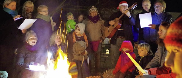 Am Feuer erklingen gemeinsam gesungene Weihnachtslieder.  | Foto: Katharina Bchle