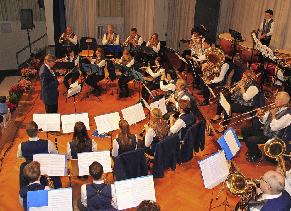 Dirigent Kai Trimpin hatte sein Orchester bei der Jahresfeier voll im Griff.   | Foto: Sedlak