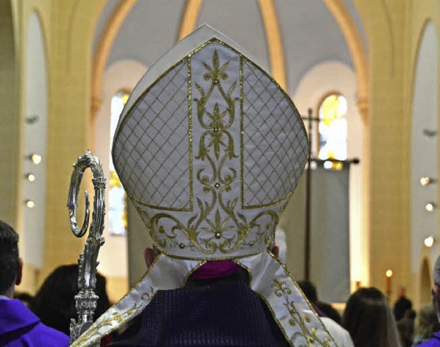 Georg Gnswein beim Einzug in die Bonifatiuskirche  | Foto: Barbara Ruda