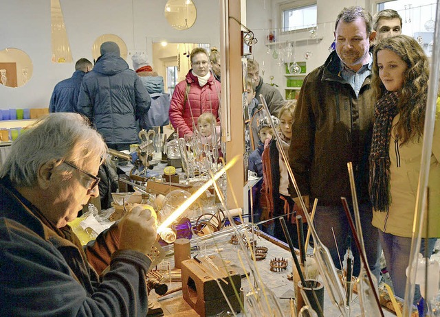 Die selbstgemachten Christbaumkugeln w...nntag bei Wilfried Markus der Renner.   | Foto: Horatio Gollin