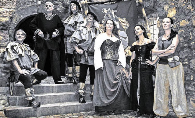 Die Spielleute von Skadefryd in ihren typischen mittelalterlichen Gewndern.  | Foto: Privat
