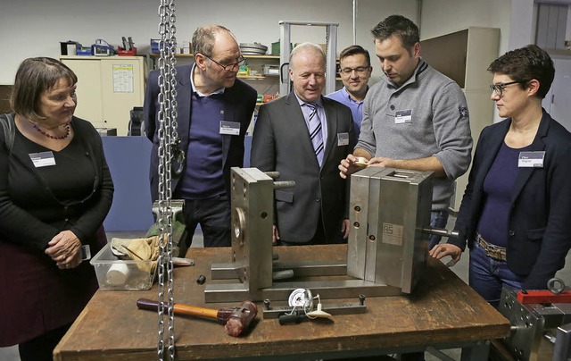 Gastgeberin Ellen Wagner (rechts) und ...ertretern von Industrie und Handwerk.   | Foto: Christoph Breithaupt