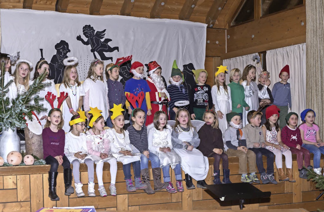 Die Grundschulkinder erfreuten das Pub... Theaterstück vom kranken Santa Claus.  | Foto: Chris Seifried