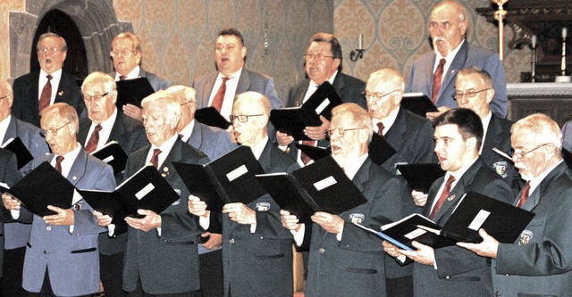 Der gemeinsame Mnnerchor Mnnergesang...n den unterschiedlichen  Sakkofarben.   | Foto: Gerd Leutenecker