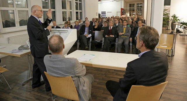 Herausgeber Bernd Friedrich (links) fr... dass der Name Nestler prsent bleibt.  | Foto: Christoph Breithaupt