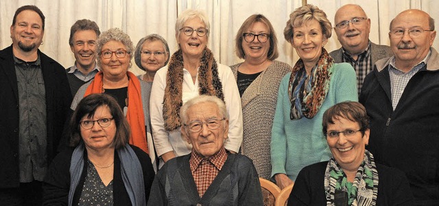 Manfred Beuthler  (vorn, Zweiter von l...en, Zweiter von rechts) fr 50 Jahre.   | Foto: Bettina Schaller