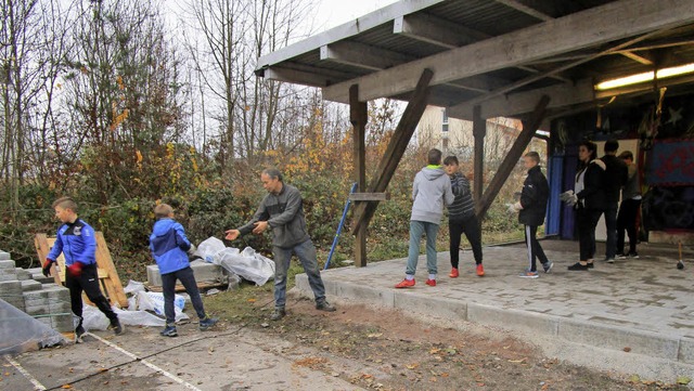 Hand in Hand verschafften die Jugendli...n Waldshut einen gepflasterten Boden.   | Foto: Rosa