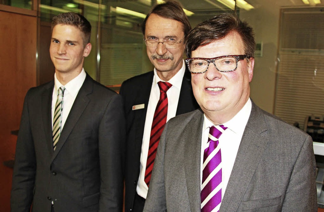 Manuel  Kreuzer (links) wird als Leite...ldirektor Hartmut Ott (Mitte) dankte.   | Foto: horst david