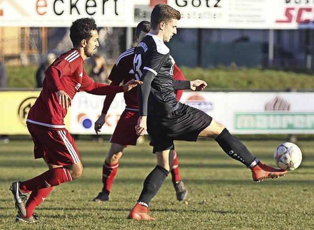 Der Herbolzheimer Stipe Malenica in Ti...ung vor dem Lrracher Luigi Squillace   | Foto: Daniel Fleig