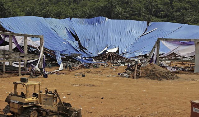 Wie viele Menschen beim Einsturz des K...hes ums Leben kamen, ist noch unklar.   | Foto: dpa