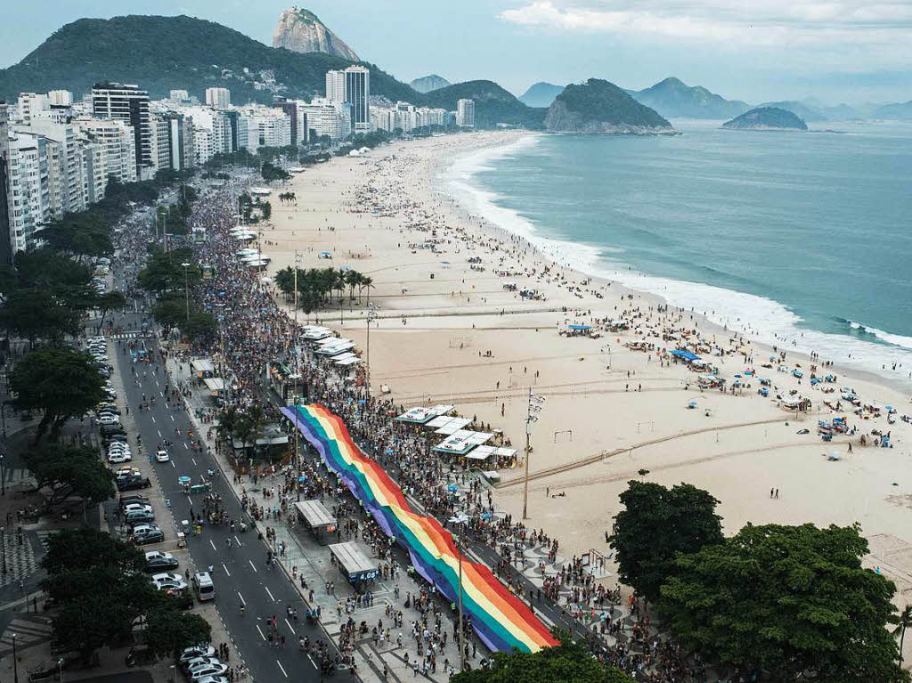 Strahlende Sonne, farbenfrohe Kostme und Regenbogenflaggen: Zehntausende Feiernde haben an Rios jhrlicher Gay Pride Parade teilgenommen, um fr die Rechte der LGBT-Gemeinschaft zu kmpfen.