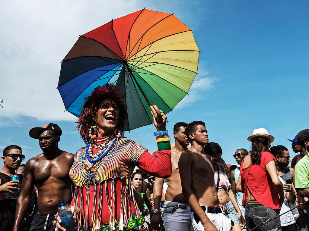 Strahlende Sonne, farbenfrohe Kostme und Regenbogenflaggen: Zehntausende Feiernde haben an Rios jhrlicher Gay Pride Parade teilgenommen, um fr die Rechte der LGBT-Gemeinschaft zu kmpfen.