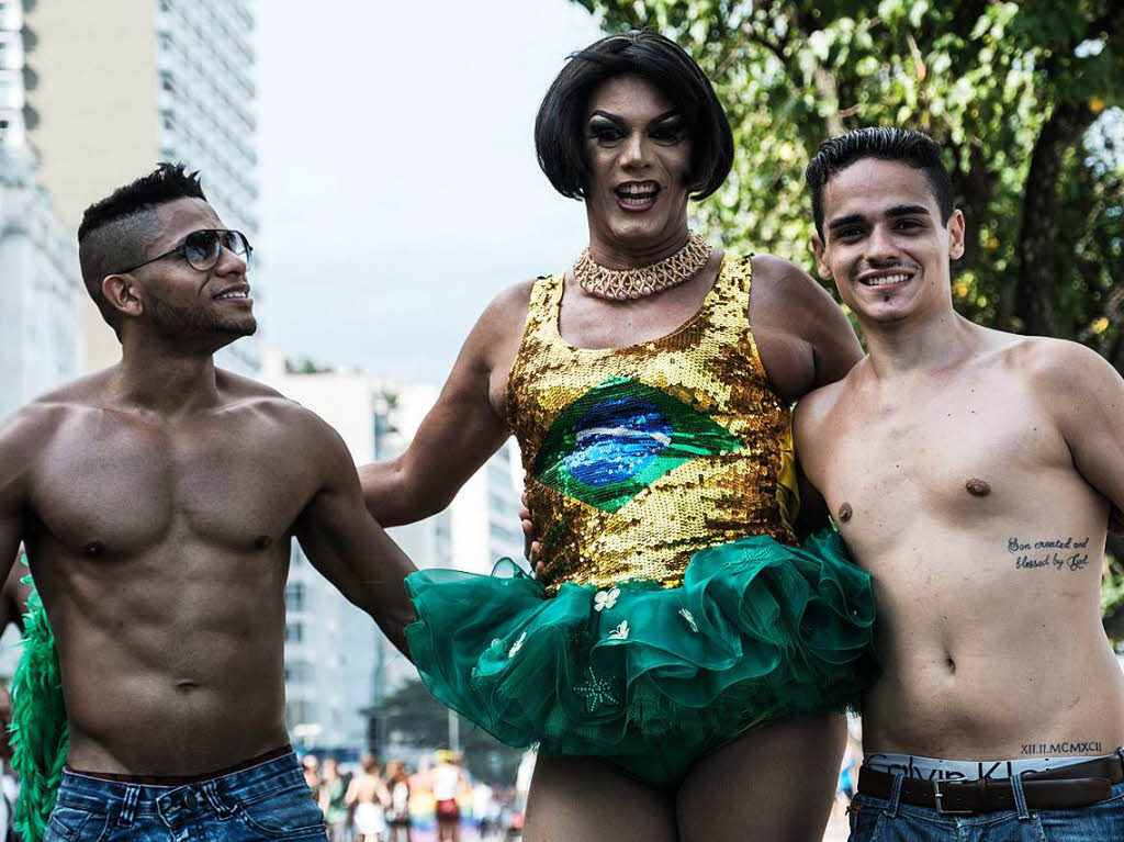 Strahlende Sonne, farbenfrohe Kostme und Regenbogenflaggen: Zehntausende Feiernde haben an Rios jhrlicher Gay Pride Parade teilgenommen, um fr die Rechte der LGBT-Gemeinschaft zu kmpfen.