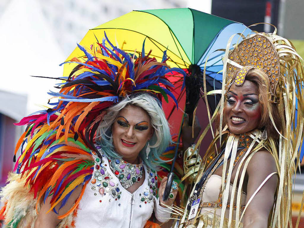 Strahlende Sonne, farbenfrohe Kostme und Regenbogenflaggen: Zehntausende Feiernde haben an Rios jhrlicher Gay Pride Parade teilgenommen, um fr die Rechte der LGBT-Gemeinschaft zu kmpfen.