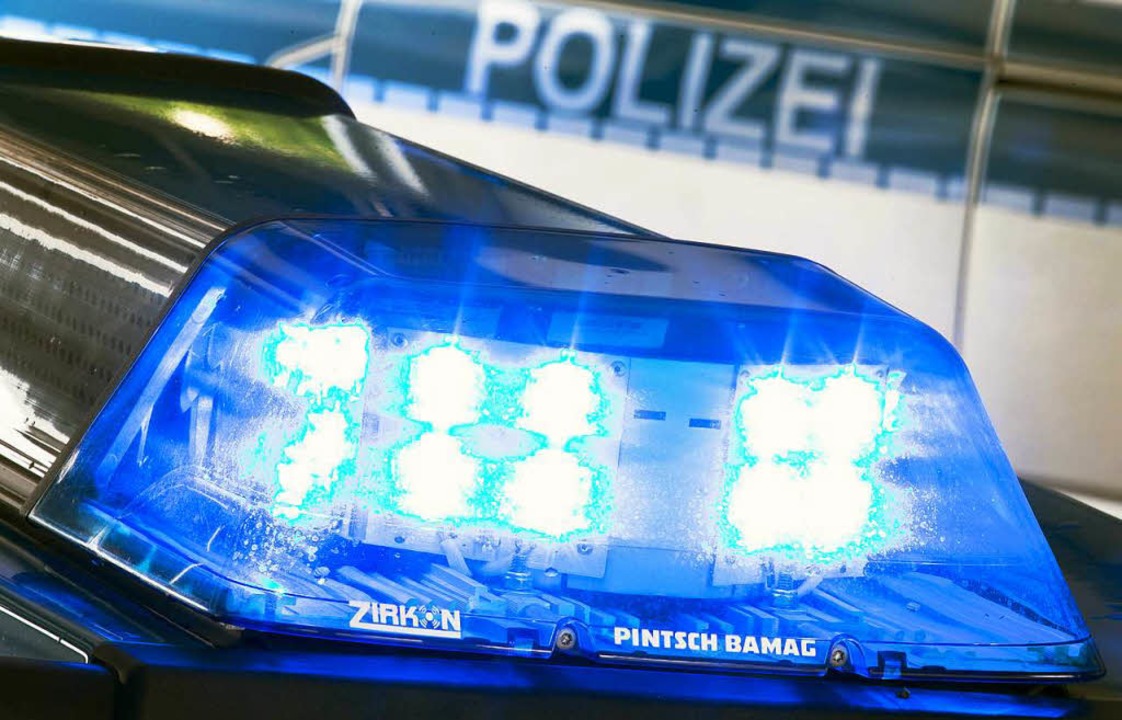Die Polizei hat am Lörracher Busbahnho...Haftbefehl gesucht wurde (Symbolbild).  | Foto: dpa