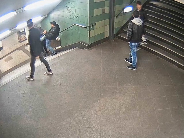Das Foto aus einer Videosequenz, mit d...hnhof imBerlinerStadtteil Neuklln.   | Foto: Polizei Berlin/dpa
