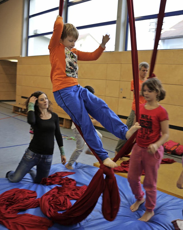 Die Sechs- bis Fnfzehnjhrigen bereit...or, hier die Akrobatik am Trapeztuch.   | Foto: Karin Heiss