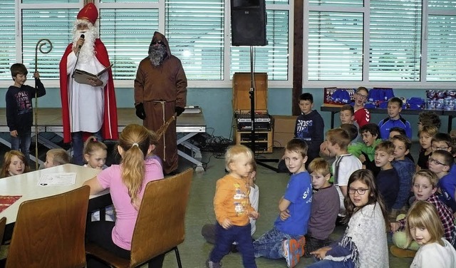 Viel Lob, aber auch ein wenig Tadel, g...ugend des SV Ewattingen vom Nikolaus.   | Foto: Gertrud Rittner