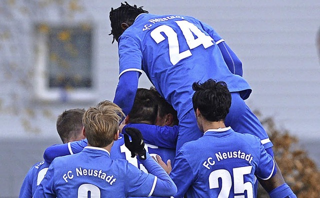 Eingeschworener, blauer Jubelhaufen: D...en des Verbandsligisten  FC Neustadt.   | Foto: Patrick Seeger