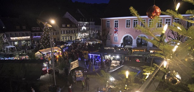 Stimmungsvoll beleuchtet prsentierte sich der Sulzburger Weihnachtsmarkt.   | Foto: Volker Mnch