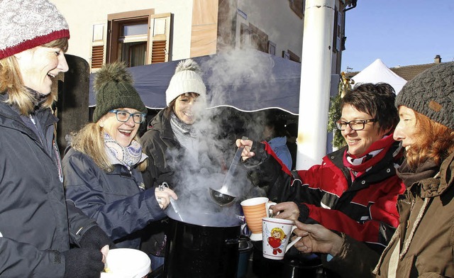 Auch der Glhwein findet beim Weihnachtsmarkt Zuspruch.   | Foto: Heidi Fssel