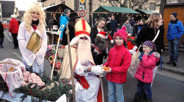 Der Nikolaus mit himmlischer Begleitung erfreut die Kinder.  | Foto: Umiger