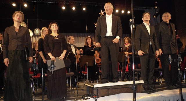 Vom Publikum gefeiert (von links):  Ba...achner (Bass) vor den Musikern des MSO  | Foto: Bianca Flier