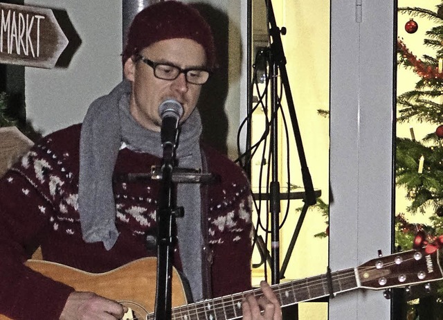 Ben Meech trug mit schnen Gitarrenkl...des Tegernauer Weihnachtszaubers bei.   | Foto: Hans-Jrgen Hege