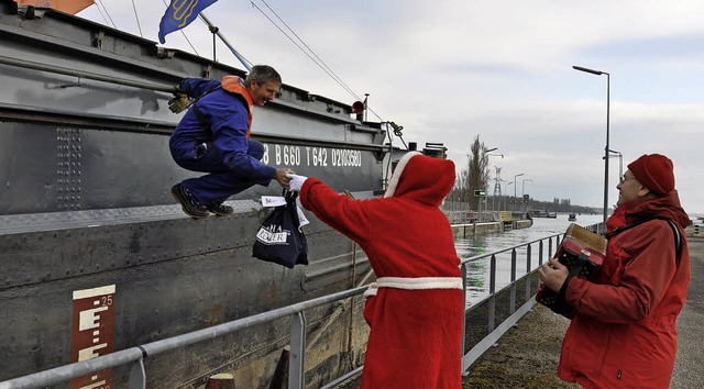 Der Nikolaus beschenkte Binnenschiffer.   | Foto: Kai Kricheldorff