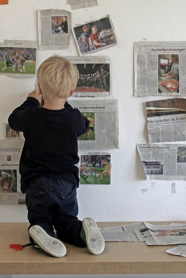Eifrig beklebten die Kinder die Wnde mit Zeitungsartikeln.  | Foto: Kita
