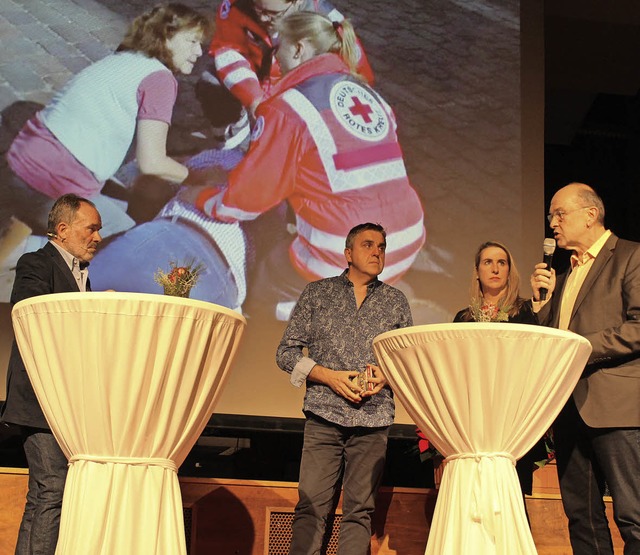 Talkrunde: Gerd Lck im Gesprch mit M...schen Roten Kreuz Zarten (von links).   | Foto: Erich Krieger