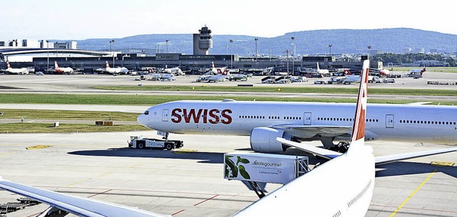 Auf dem Schweizer Flughafen Zrich-Klo...hrzeug ber das Rollfeld manvriert.    | Foto: Michael Schnurr