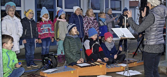 Erffneten den Winterzauber auf dem Sa...ter der Leitung von Regine Rohrbach.    | Foto: Paul Schleer