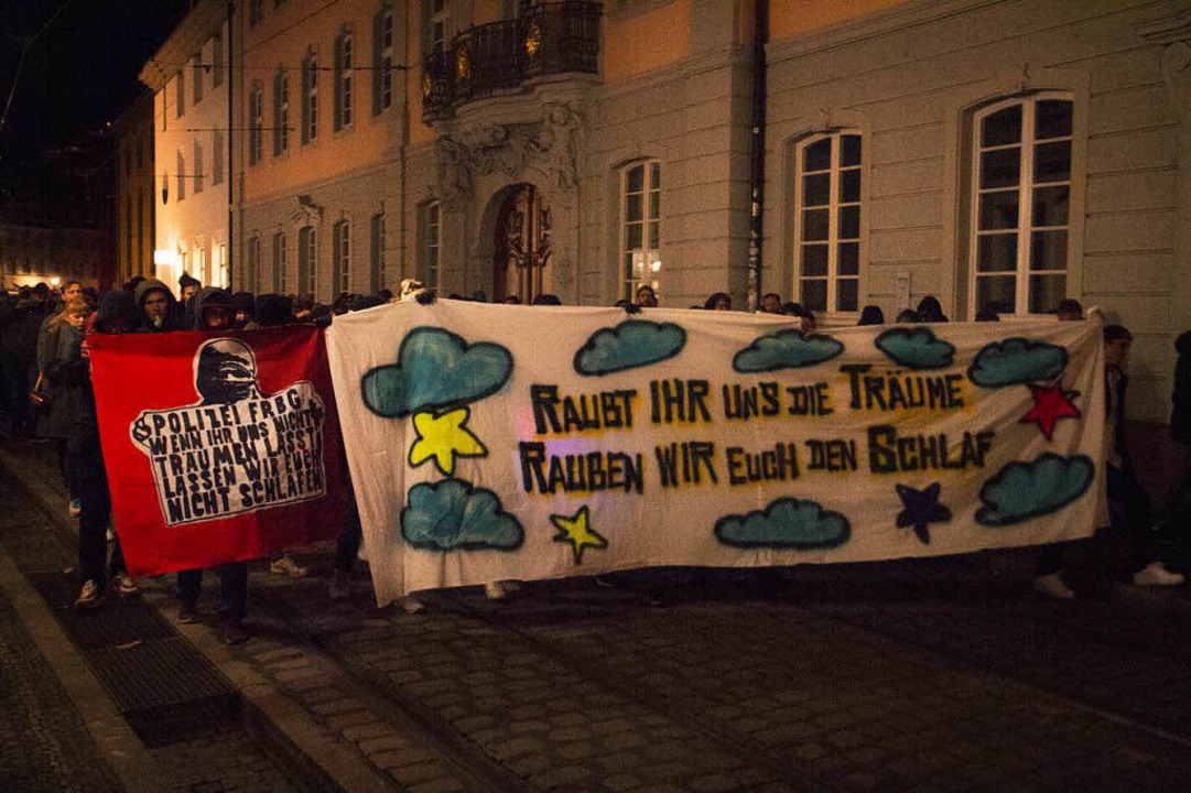 Die Demonstration zieht durch die Stadt.  | Foto: Markus Wichmann