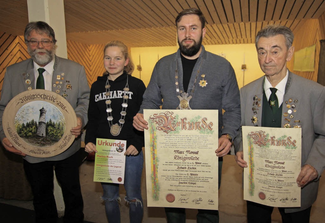 Oberschtzenmeister Siegfried Woywod, ... 2. Ritter Erhard Eichin (von links).   | Foto: Privat