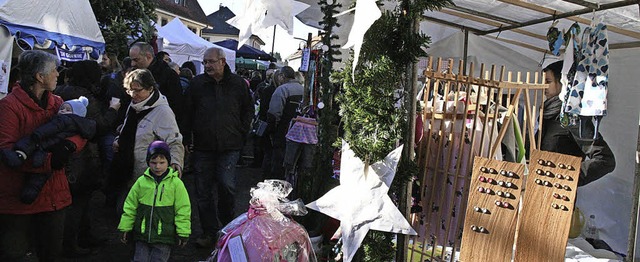 Viel los war auf dem Weihnachtsmarkt der Hotzenwald-Bauernkapelle in Grwihl.  | Foto: Peter Schtz