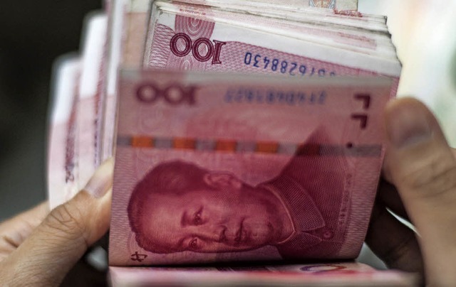 Aus China fliet Geld ab, das will die Regierung begrenzen.  | Foto: AFP