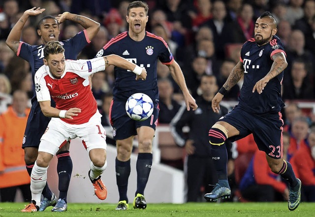 Die Bayern Douglas Costa, Xabi Alonso ... Arsenal London und Mesut zil zu tun.  | Foto: dpa