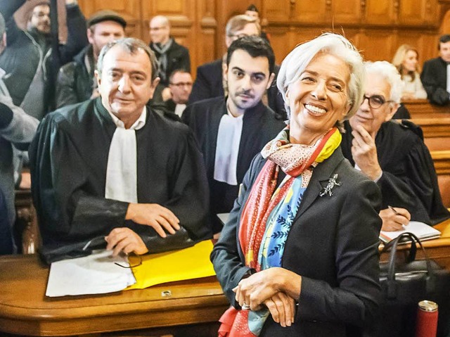 Erschien im  Pariser Sondergericht mit...er Eidechsenbrosche: Christine Lagarde  | Foto: dpa